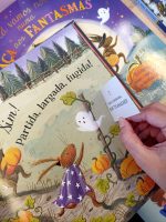 O livro "Lá vamos nós numa Caça aos Fantasmas" é um livro ilustrado sobre o dia das bruxas está quase a chegar e os coelhinhos têm a missão de encontrar os fantasmas escondidos nas abas.