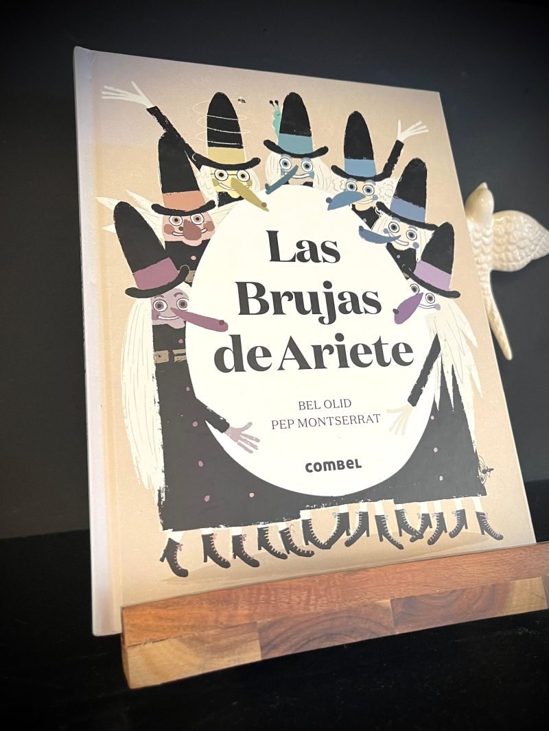 "Las brujas de Ariete" um livro em Catelhano que muda a perceção que há das bruxas, sendo estas bastante amigáveis e carinhosas.