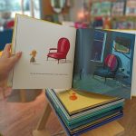 "O Coração e a Garrafa" fala-nos de uma menina fascinada com o mundo à sua volta. Até que um dia algo aconteceu que a fez pegar no seu coração e guardá-lo num sítio seguro.