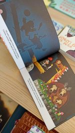 O livro “Onde Está o Dragão?” é uma encantadora história escrita e ilustrada por Leo Timmers, que acompanha uma divertida e confusa busca por um dragão que ninguém parece conseguir encontrar — ou reconhecer!