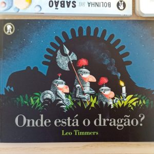 O livro “Onde Está o Dragão?” é uma encantadora história escrita e ilustrada por Leo Timmers, que acompanha uma divertida e confusa busca por um dragão que ninguém parece conseguir encontrar — ou reconhecer!