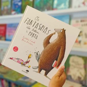 Um livro ilustrado sobre a amizade e a capacidade de aceitar os outros. “Os fantasmas não batem à porta” é sobre dois amigos que brincam sempre juntos: o Urso e a Marmota.