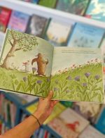 Um livro ilustrado sobre a amizade e a capacidade de aceitar os outros. “Os fantasmas não batem à porta” é sobre dois amigos que brincam sempre juntos: o Urso e a Marmota.