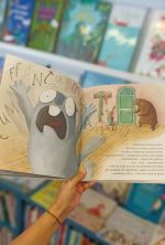Um livro ilustrado sobre a amizade e a capacidade de aceitar os outros. “Os fantasmas não batem à porta” é sobre dois amigos que brincam sempre juntos: o Urso e a Marmota.