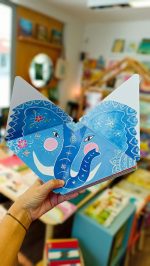 Um livro triangular pode parecer incomum, mas "Peek-A-Who?", tem abas de um formato inteligente, Este é o segundo livro, repleto de animais escondidos, cada um emitindo sons diferentes.