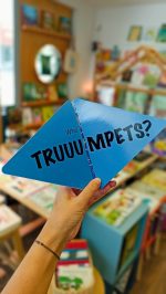 Um livro triangular pode parecer incomum, mas "Peek-A-Who?", tem abas de um formato inteligente, Este é o segundo livro, repleto de animais escondidos, cada um emitindo sons diferentes.
