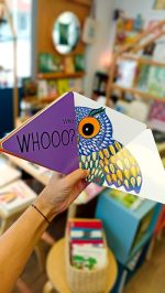 Um livro triangular pode parecer incomum, mas "Peek-A-Who?", tem abas de um formato inteligente, Este é o segundo livro, repleto de animais escondidos, cada um emitindo sons diferentes.