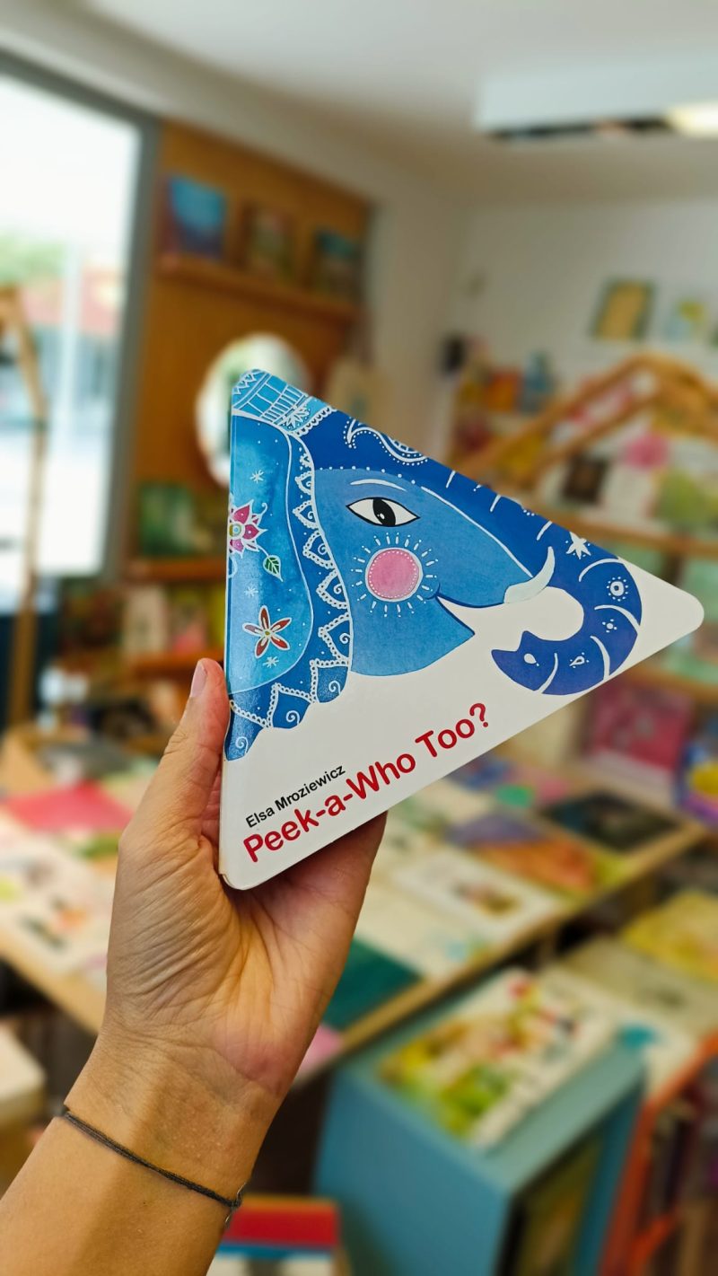 Um livro triangular pode parecer incomum, mas "Peek-A-Who?", tem abas de um formato inteligente, Este é o segundo livro, repleto de animais escondidos, cada um emitindo sons diferentes.