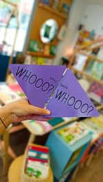 Um livro triangular pode parecer incomum, mas "Peek-A-Who?", tem abas de um formato inteligente, Este é o segundo livro, repleto de animais escondidos, cada um emitindo sons diferentes.