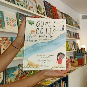 "Qual é coisa, qual é ela?" é uma recolha e seleção de mais de 200 adivinhas, pela escritora Luisa Ducla Soares.