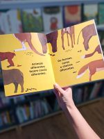 "Todos fazemos cocó" é um livro que explica de forma resumida que todos nós fazemos necessidades, sejam animais ou humanos.