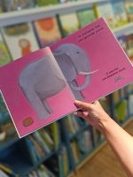 "Todos fazemos cocó" é um livro que explica de forma resumida que todos nós fazemos necessidades, sejam animais ou humanos.