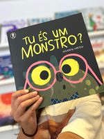 TU ÉS UM MONSTRO? é um livro divertido e ternurento que nos apresenta um monstro muito zangado e rabugento. Mas será que ele é mesmo assim?