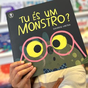TU ÉS UM MONSTRO? é um livro divertido e ternurento que nos apresenta um monstro muito zangado e rabugento. Mas será que ele é mesmo assim?