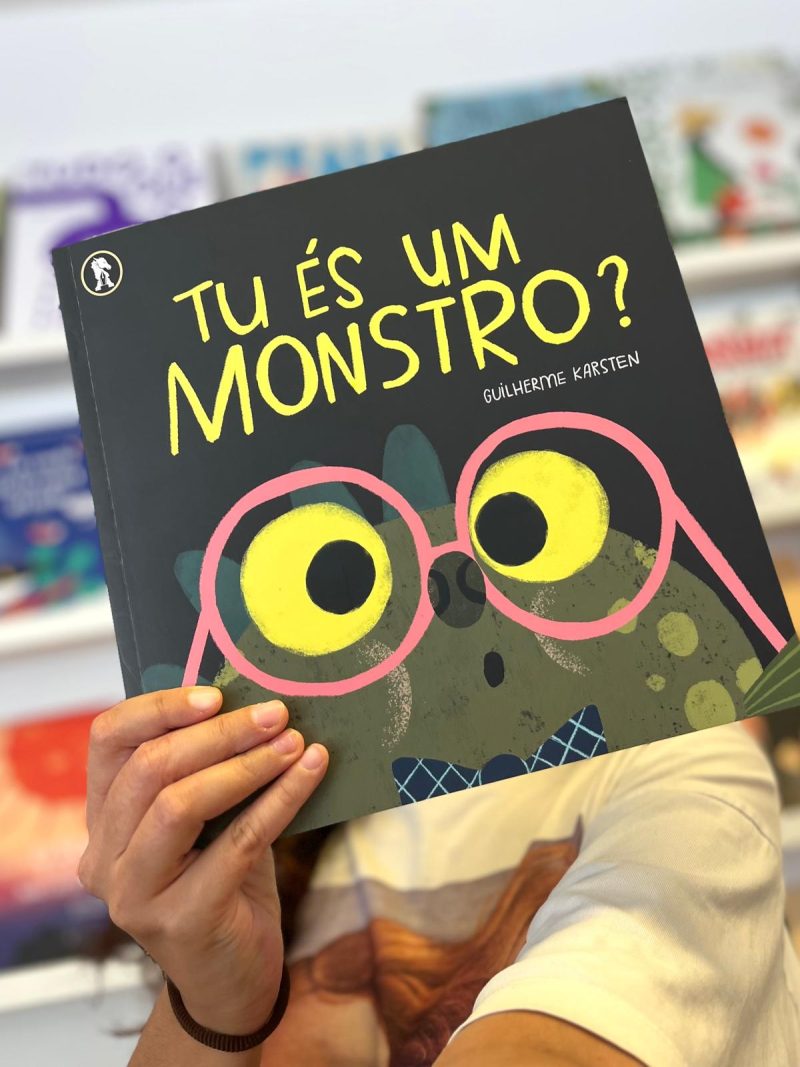 TU ÉS UM MONSTRO? é um livro divertido e ternurento que nos apresenta um monstro muito zangado e rabugento. Mas será que ele é mesmo assim?
