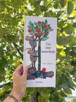 "Um ano atarefado" abre-se como um convite à contemplação da passagem do tempo e à observação do ciclo das estações do ano com os simpáticos ratinhos.