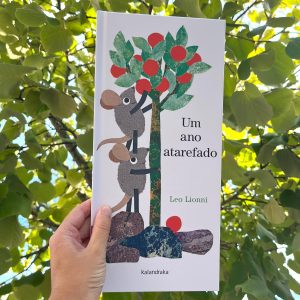 "Um ano atarefado" abre-se como um convite à contemplação da passagem do tempo e à observação do ciclo das estações do ano com os simpáticos ratinhos.