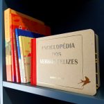 Enciclopédia dos vberbos felizes é um livro autoral de Marco Taylor. Um livro de referência para nos lembrar das coisas simples.