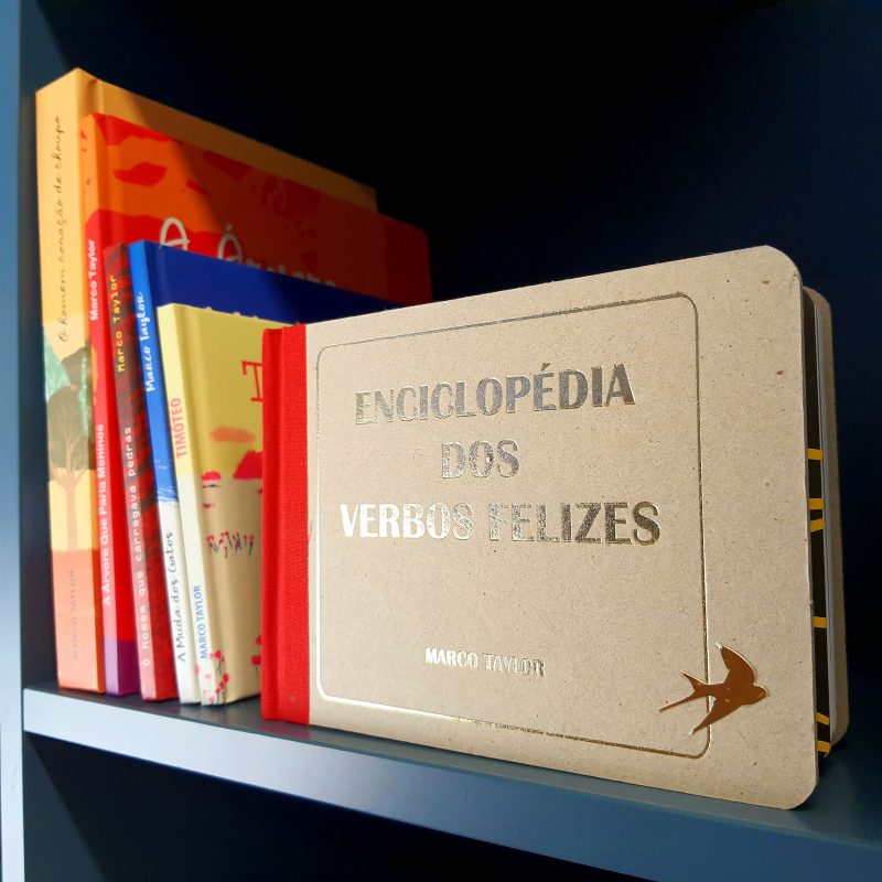 Enciclopédia dos vberbos felizes é um livro autoral de Marco Taylor. Um livro de referência para nos lembrar das coisas simples.