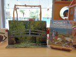 As pinturas impressionistas de Monet têm agora um formato Pop-up! "Monet the pop-up book" é o livro que todos estávamos à espera. Cinco pinturas deste artista ganharam uma dimensão diferente.