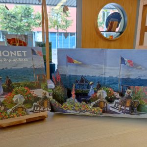 As pinturas impressionistas de Monet têm agora um formato Pop-up! "Monet the pop-up book" é o livro que todos estávamos à espera. Cinco pinturas deste artista ganharam uma dimensão diferente.