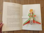 "O Principezinho - O Grande Livro Pop-Up" é uma edição em formato pop-up, sendo que a complexidade das estruturas do papel torna tudo mais mágico vendo esta obra-prima de Saint-Exupéry em três dimensões.