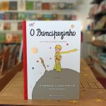 "O Principezinho - O Grande Livro Pop-Up" é uma edição em formato pop-up, sendo que a complexidade das estruturas do papel torna tudo mais mágico vendo esta obra-prima de Saint-Exupéry em três dimensões.