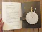 "O Principezinho - O Grande Livro Pop-Up" é uma edição em formato pop-up, sendo que a complexidade das estruturas do papel torna tudo mais mágico vendo esta obra-prima de Saint-Exupéry em três dimensões.