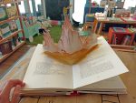 "O Principezinho - O Grande Livro Pop-Up" é uma edição em formato pop-up, sendo que a complexidade das estruturas do papel torna tudo mais mágico vendo esta obra-prima de Saint-Exupéry em três dimensões.