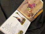 Uma história hilariante em rima sobre inteligência e amizade, “À boleia com a bruxa” é outro grande sucesso da parceria incomparável de livros ilustrados entre Julia Donaldson e Axel Scheffler, criadores do “Grufalão”