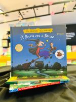 Uma história hilariante em rima sobre inteligência e amizade, “À boleia com a bruxa” é outro grande sucesso da parceria incomparável de livros ilustrados entre Julia Donaldson e Axel Scheffler, criadores do “Grufalão”