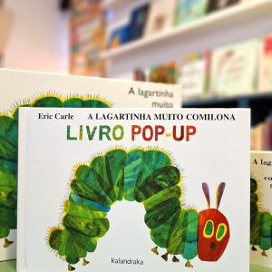 O livro ilustrado "A lagartinha muito comilona" é um clássico da literatura para a infância. Uma história simples, mas cheia de conteúdo. Este livro tem um formato diferente e tridimensional, ideal para leitura em voz alta.