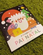 Um livro desdobrável para ler e descobrir a fascinante viagem do Pai Natal, com páginas que se transformam num tapete muito divertido onde se lê a história da noite mais mágica do ano. Lê e brinca!