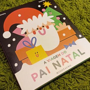 Um livro desdobrável para ler e descobrir a fascinante viagem do Pai Natal, com páginas que se transformam num tapete muito divertido onde se lê a história da noite mais mágica do ano. Lê e brinca!