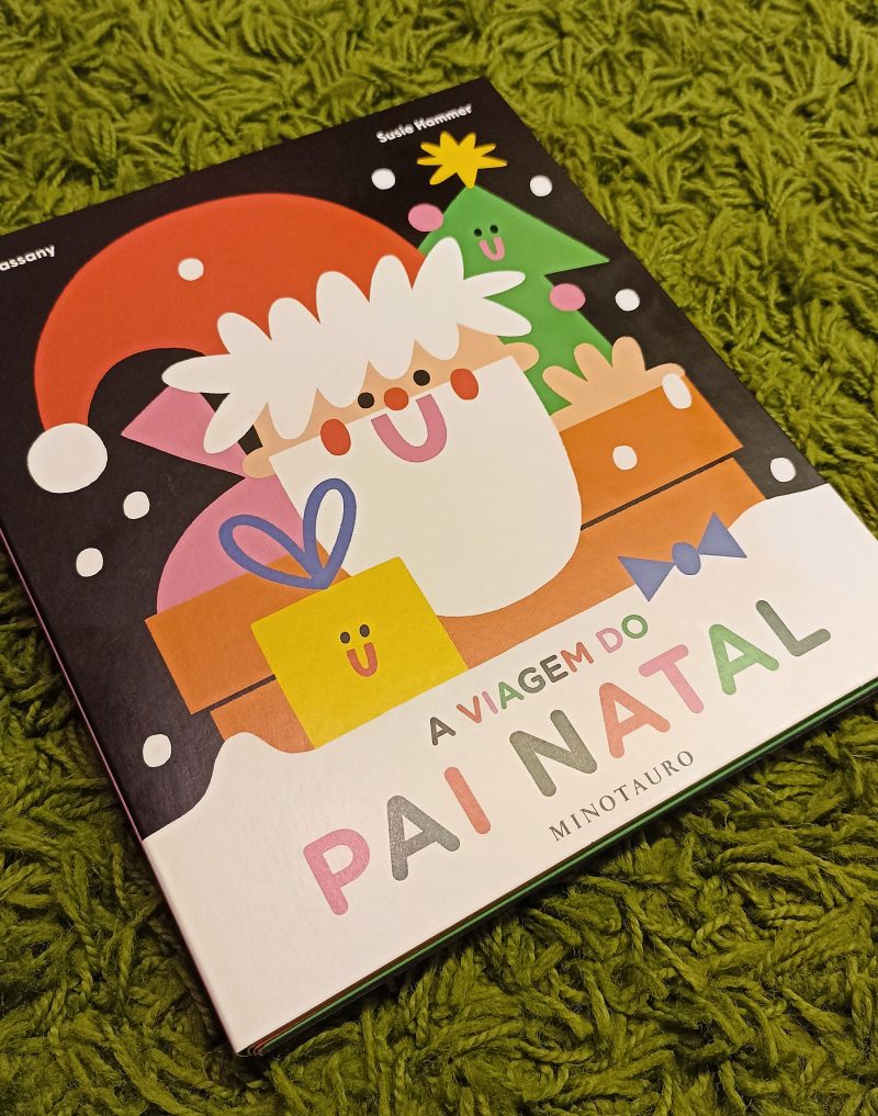 Um livro desdobrável para ler e descobrir a fascinante viagem do Pai Natal, com páginas que se transformam num tapete muito divertido onde se lê a história da noite mais mágica do ano. Lê e brinca!