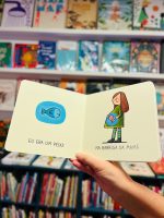 O livro cartonado “Bebé” faz parte da coleção direcionada para bebés dos 0 aos 3 anos. É um livro com páginas resistentes e um formato apropriado para mãos pequenas. O texto é em forma de um pictograma poético ou um poema visual.