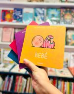 O livro cartonado “Bebé” faz parte da coleção direcionada para bebés dos 0 aos 3 anos. É um livro com páginas resistentes e um formato apropriado para mãos pequenas. O texto é em forma de um pictograma poético ou um poema visual.