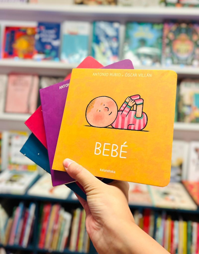 O livro cartonado “Bebé” faz parte da coleção direcionada para bebés dos 0 aos 3 anos. É um livro com páginas resistentes e um formato apropriado para mãos pequenas. O texto é em forma de um pictograma poético ou um poema visual.