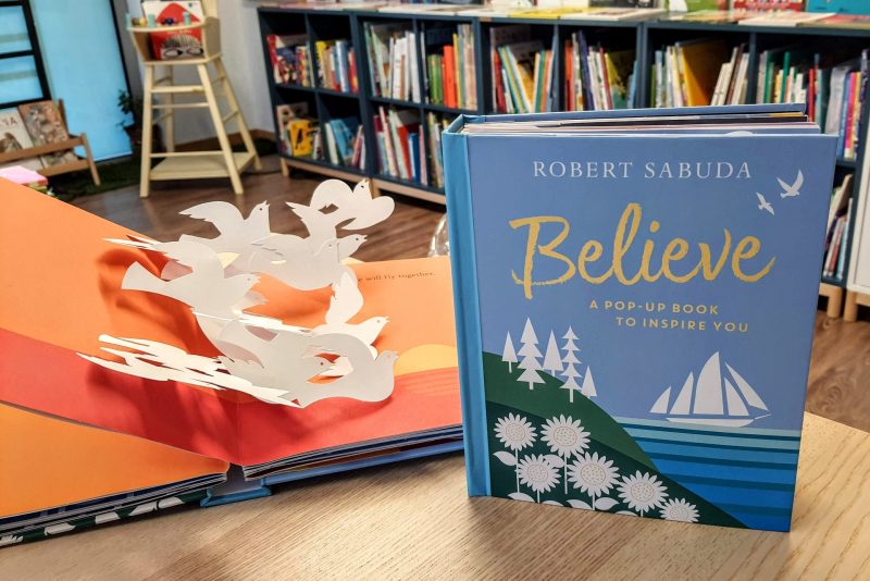 "Believe" é um livro pop-up do autor best-seller Robert Sabuda que incentiva o leitor a seguir os seus sonhos - um livro inspirador para toda a família.