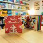 “Feliz Navidad” é um livro pop-up do incrível engenheiro de papel, David A. Carter. Um livro tridimensional que aborda o tema Natal de uma forma “visível” e aconchegante.