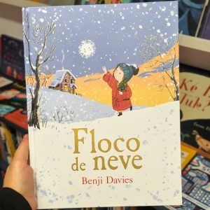 É a véspera de Natal e no céu aparece um pequeno floco de neve. Saltita e rodopia, mas onde irá pousar?