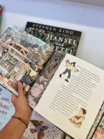 “Hansel and Gretel” é um conto clássico e assustador de duas crianças corajosas perdidas numa floresta sinistra e perigosa, reimaginado por lendas literárias: Stephen King e Maurice Sendak.