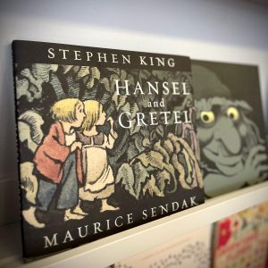 “Hansel and Gretel” é um conto clássico e assustador de duas crianças corajosas perdidas numa floresta sinistra e perigosa, reimaginado por lendas literárias: Stephen King e Maurice Sendak.