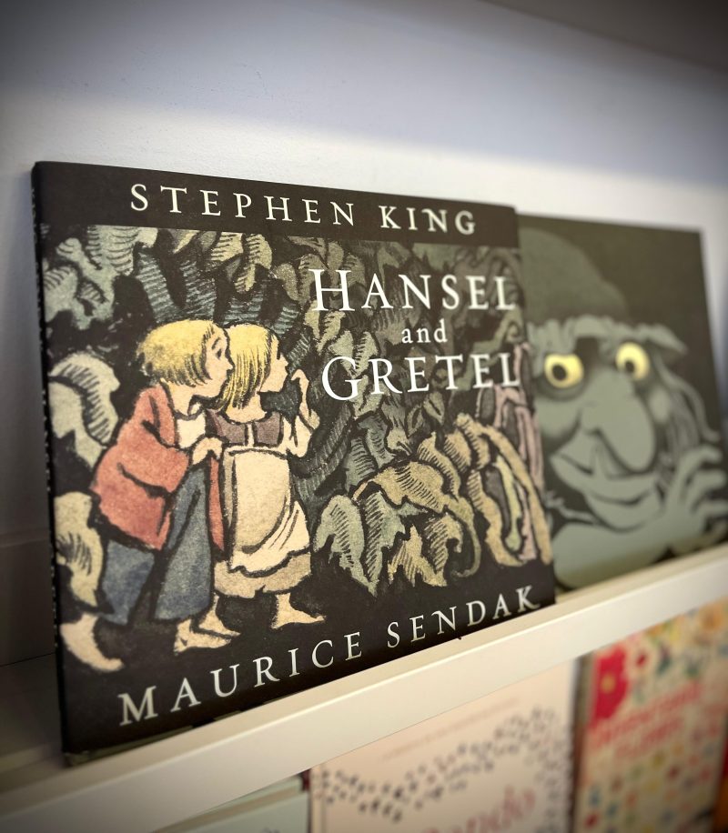 “Hansel and Gretel” é um conto clássico e assustador de duas crianças corajosas perdidas numa floresta sinistra e perigosa, reimaginado por lendas literárias: Stephen King e Maurice Sendak.