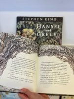 “Hansel and Gretel” é um conto clássico e assustador de duas crianças corajosas perdidas numa floresta sinistra e perigosa, reimaginado por lendas literárias: Stephen King e Maurice Sendak.
