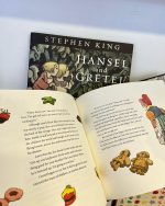 “Hansel and Gretel” é um conto clássico e assustador de duas crianças corajosas perdidas numa floresta sinistra e perigosa, reimaginado por lendas literárias: Stephen King e Maurice Sendak.
