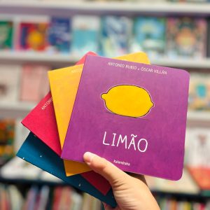 “Limão” é um livro cartonado e faz parte da coleção direcionada para bebés dos 0 aos 3 anos. É um livro com páginas resistentes e um formato apropriado para mãos pequenas. O texto é em forma de um pictograma poético ou um poema visual.