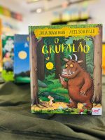 Aventura-te pelo bosque escuro e frondoso nesta histoória do livro "O grufalão" e descobre o que acontece quando um rato muito esperto se vê frente a frente com uma raposa, uma coruja, uma cobra e um grufalão comilão…