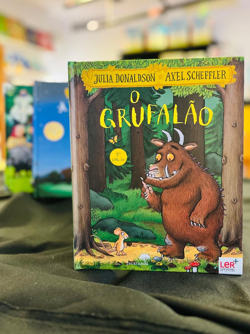 Aventura-te pelo bosque escuro e frondoso nesta histoória do livro "O grufalão" e descobre o que acontece quando um rato muito esperto se vê frente a frente com uma raposa, uma coruja, uma cobra e um grufalão comilão…