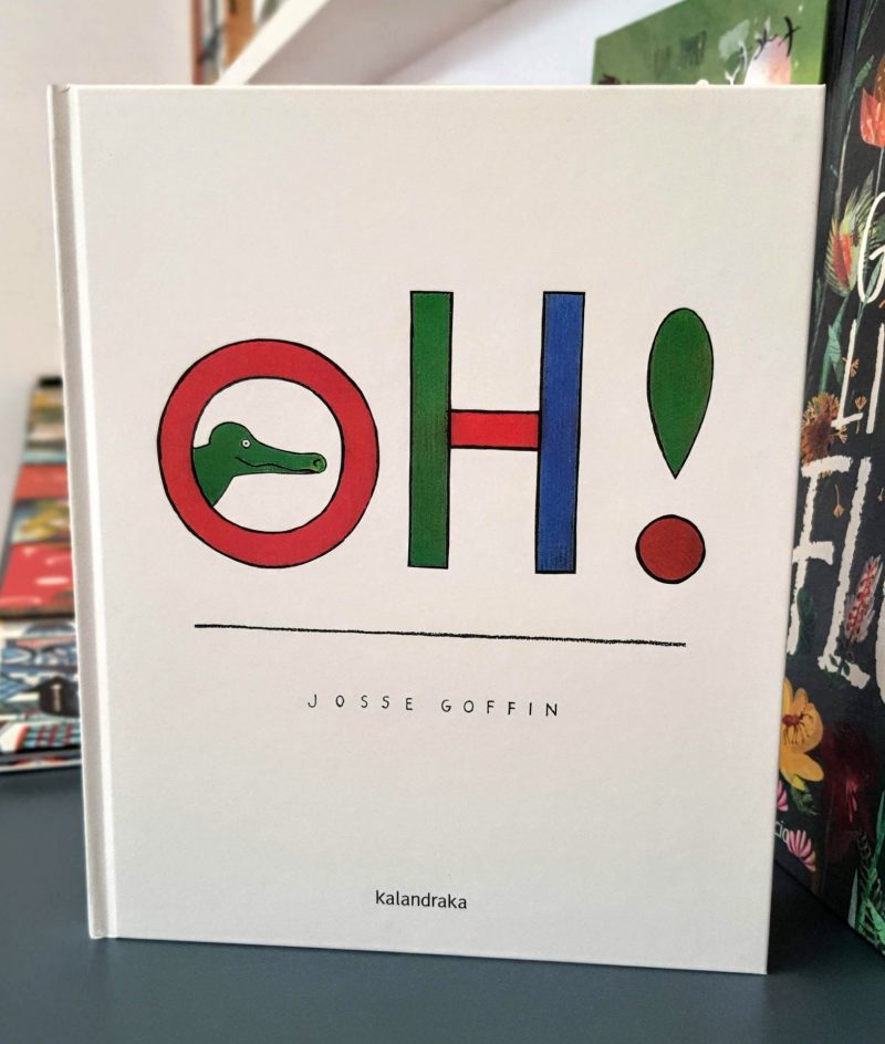 «Oh!» é um livro sem texto que brinca com os duplos sentidos, com as adivinhas visuais e, tal como Magritte, prova que "um cachimbo nem sempre é um cachimbo".